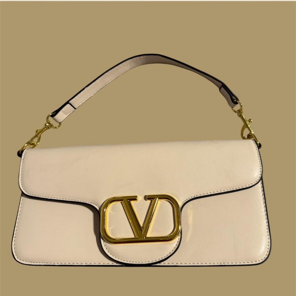 V bag can be used as a clutch or a shoulder bag 
Open to offers 
Clean!